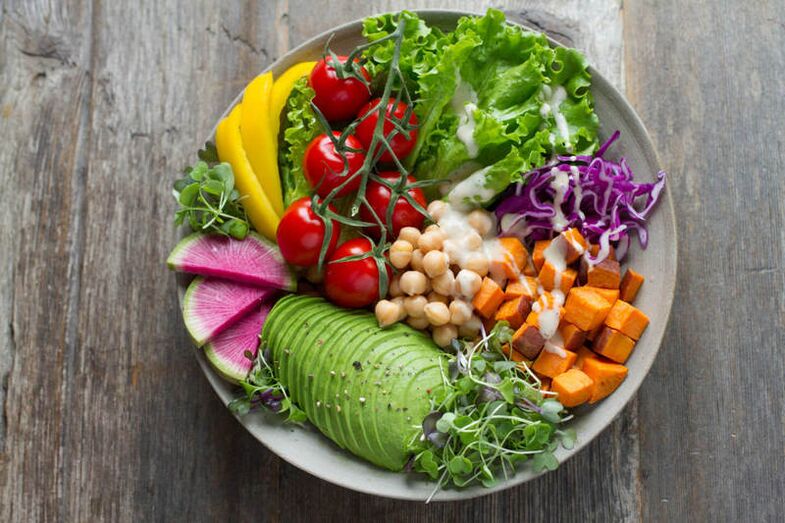 Ballaststoffreiches Gemüse auf einem Protein-Diät-Menü